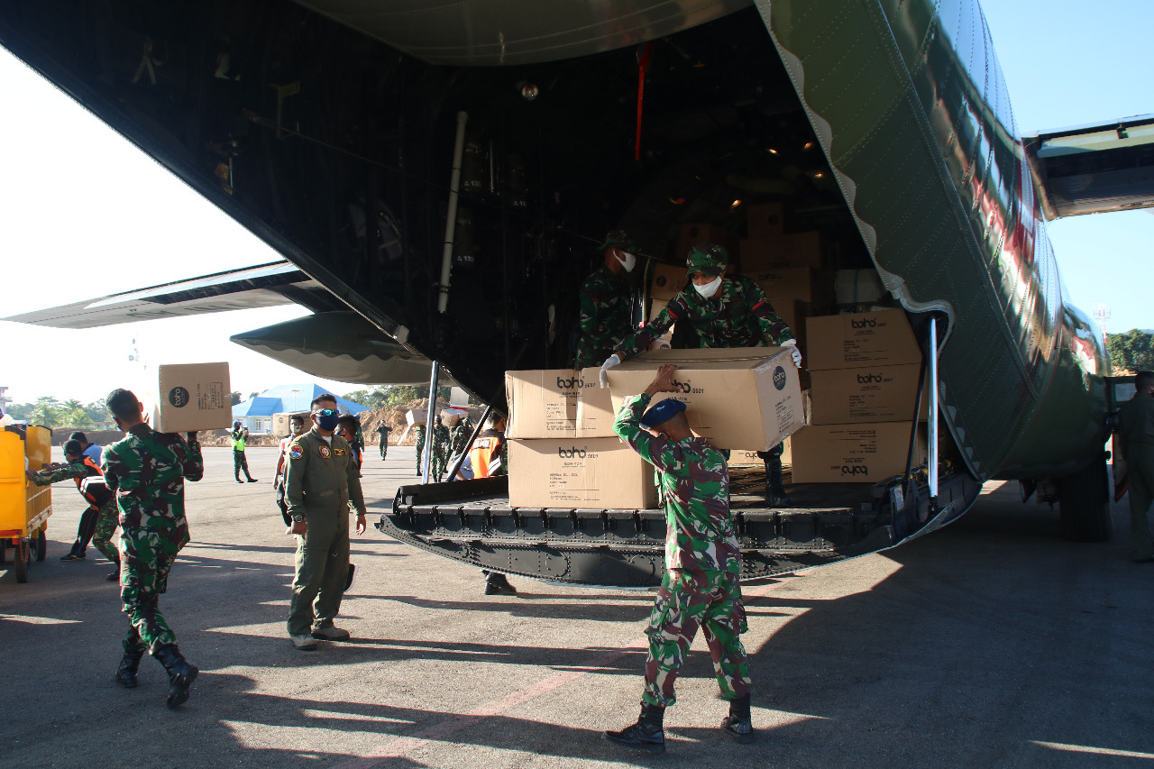 Personel Lanud HLO menurunkan APD dari pesawat Hercules. Foto: Penlanud HLO