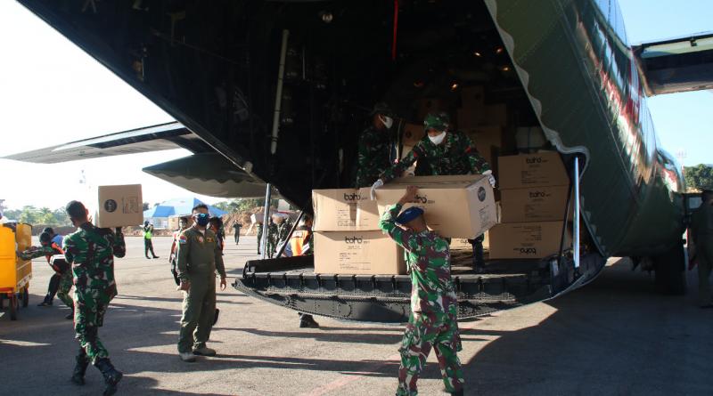 Personel Lanud HLO menurunkan APD dari pesawat Hercules. Foto: Penlanud HLO